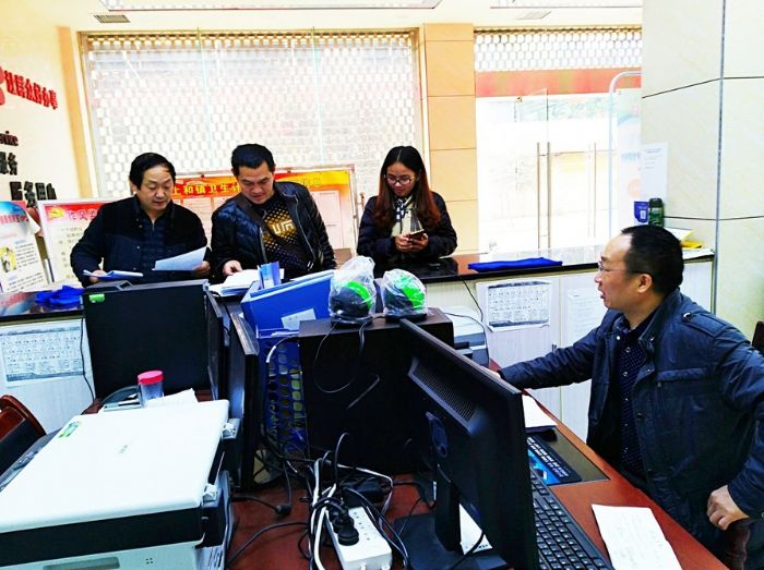 群众在镇公共服务中心办事。
