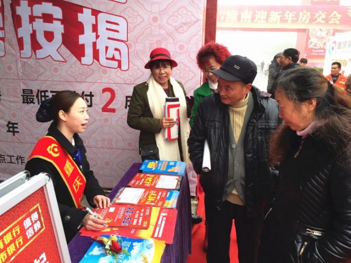 银行工作人员正在接受客户咨询。
