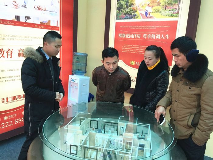 市民在上城华府展厅选房。
