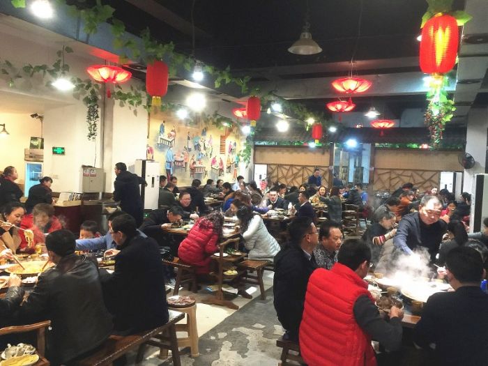 江北某火锅店生意火爆。
