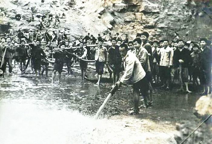 当年潼南人民修建三块石发电厂时战天斗地的场景。
