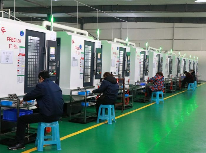 　　目前，手机制造业在潼南发展势头良好，入驻潼南的手机零部件CNC金属加工企业中，有数家拥有超过400台的CNC设备，重庆鹏鑫达电子科技有限公司便是其中的一家。重庆鹏鑫达电子科技有限公司是一家从事电子产品、家用电器、五金制品、塑胶制品、模具、汽车零配件等产品研发、加工、生产、销售的企业。据了解，目前重庆鹏鑫达部分订单来自苹果、OPPO、vivo等手机终端品牌厂商。 记者郭伟毅摄
