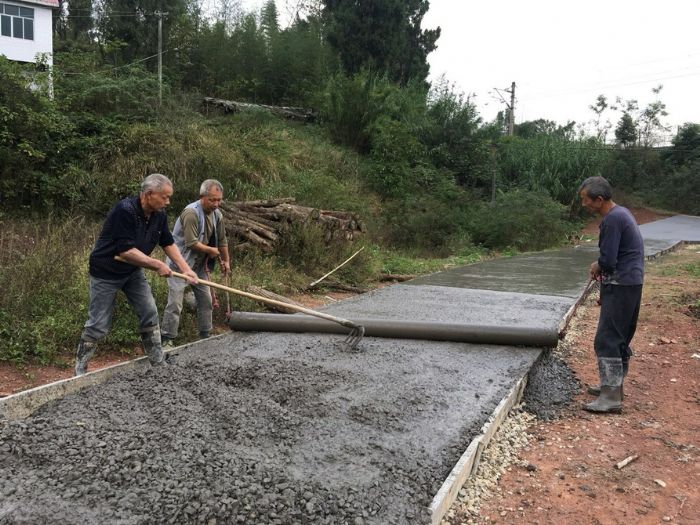 工人正在修建人行便道。
