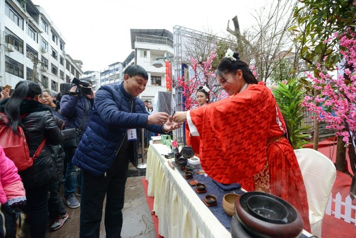 游客品双江迎宾茶。
