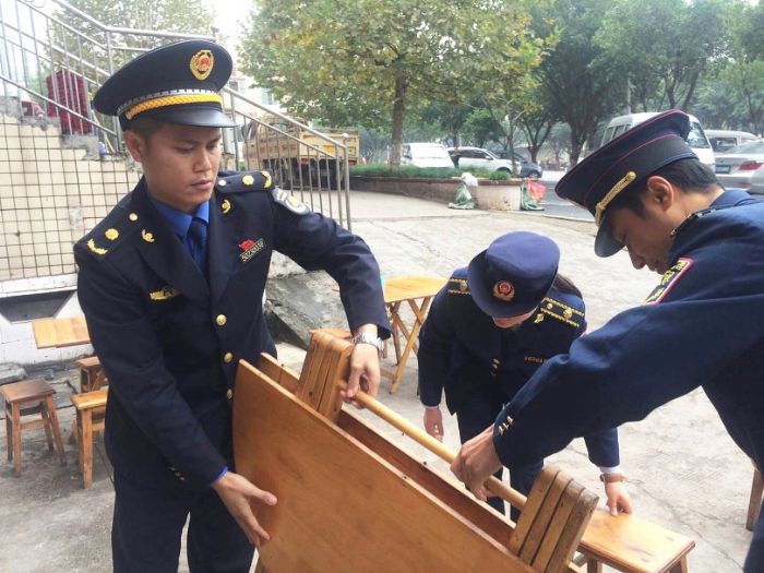 取缔占道经营。
