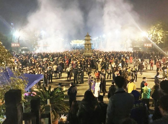 　　图④除夕夜子时，潼南大佛寺上空响起悠扬浑厚的钟声。随着农历戊戌狗年零点时刻的到来，市民们撞响了新年的吉祥钟，寄托心愿。
