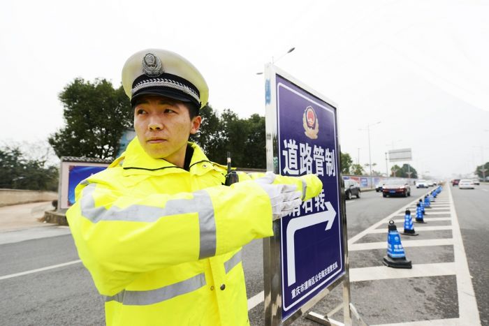 春节期间,交巡警坚守工作岗位。全媒体记者田茂培摄