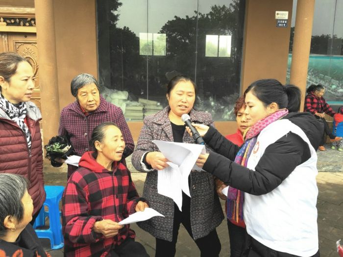“同心姐妹”志愿者到塘坝天印村开展文明家风宣传活动。

