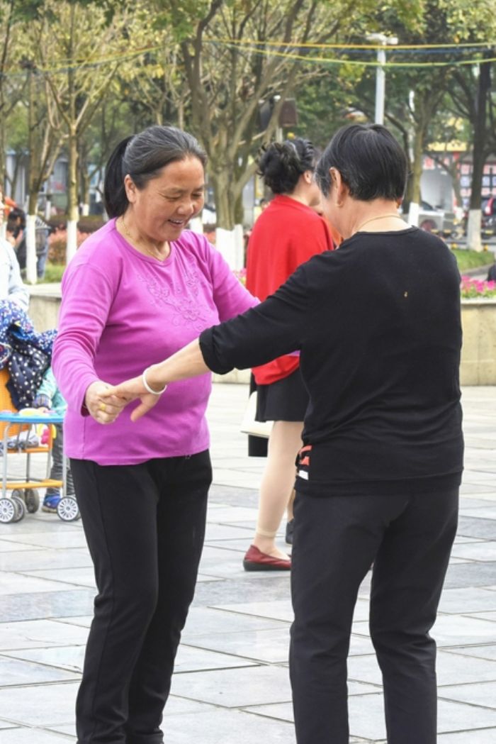 广场舞跳起来。
