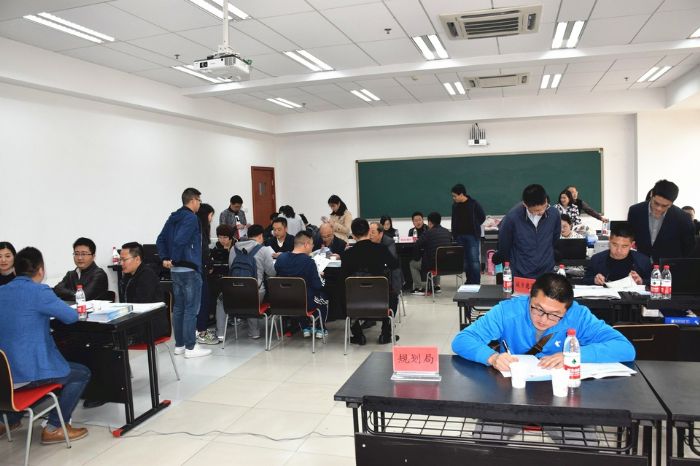 重庆大学招聘现场。
