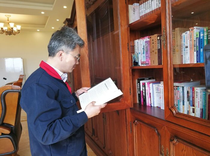 周亮学习现代企业管理知识。
