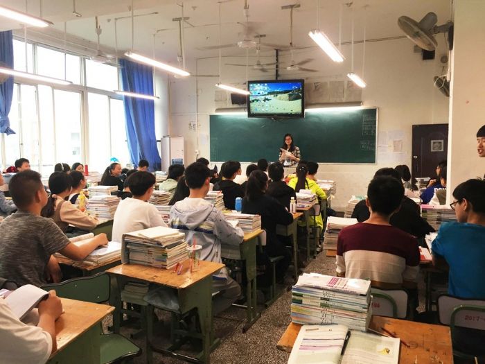 黄书婷正在上课。
