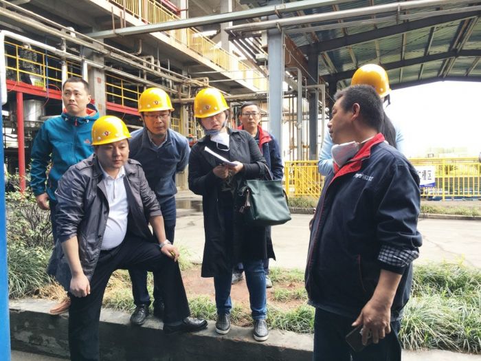 ▲潼南区环保局环境行政执法支队工作人员现场执法。
