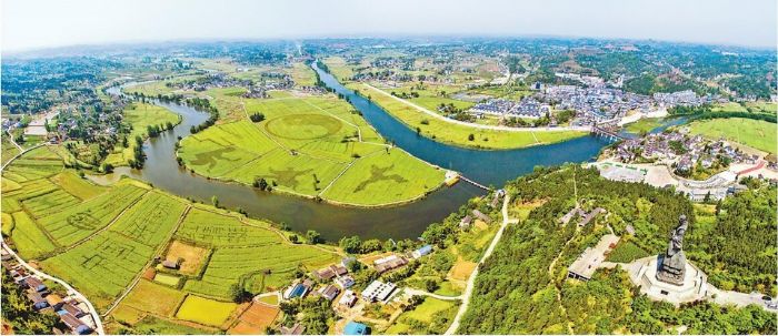 4月20日，从空中俯瞰潼南区崇龛镇青杠村，土地整治让青杠村村貌大变，风景优美，乡村旅游也火了起来。重庆日报记者郑宇摄
