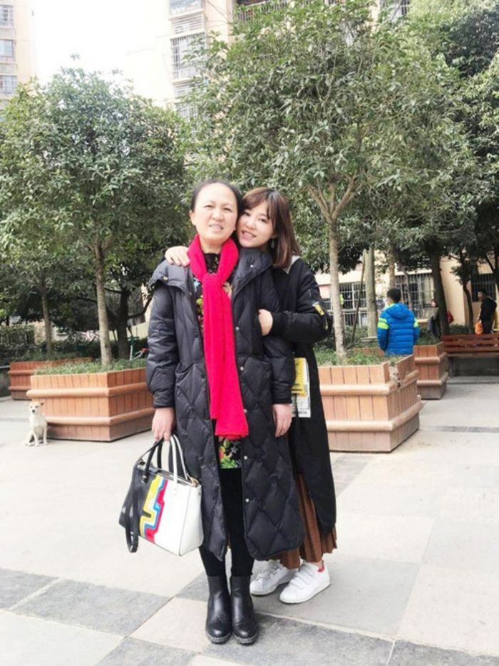 2018年，沈妍（右一）和妈妈在潼南凉风垭合影。
