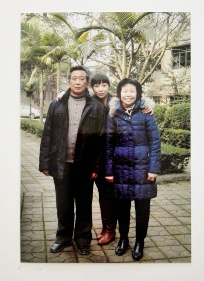 　　2015年冬天，徐静（中）和家人的合影。
