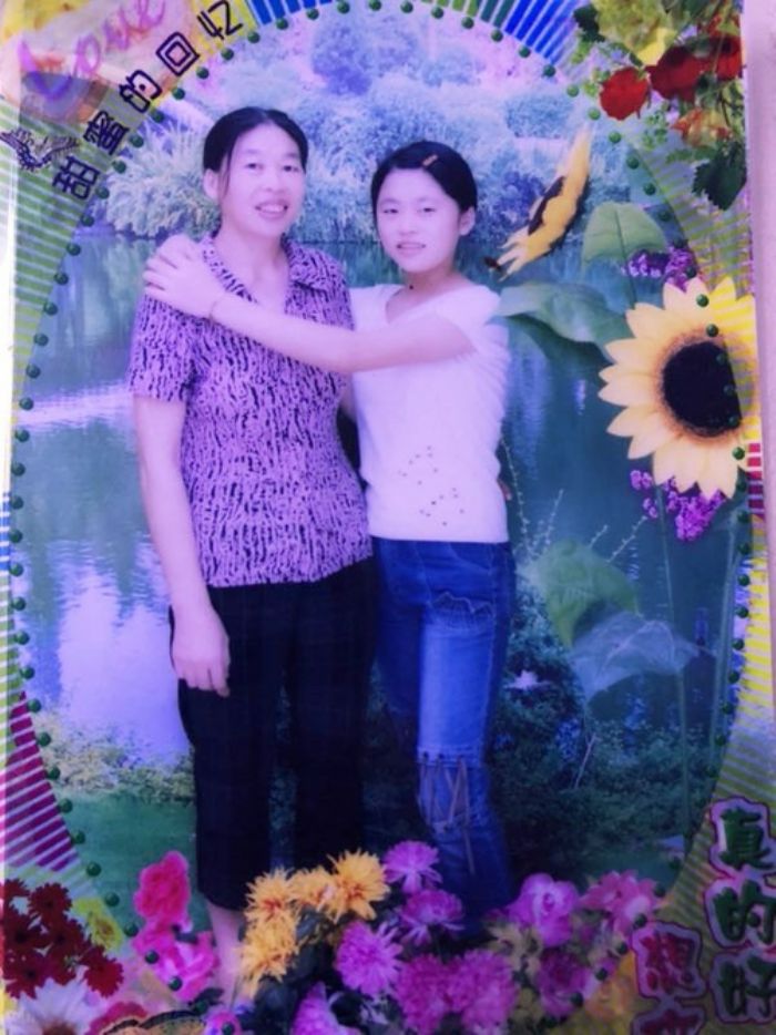 2005年，付林（右一）读高中时与妈妈的合影。
