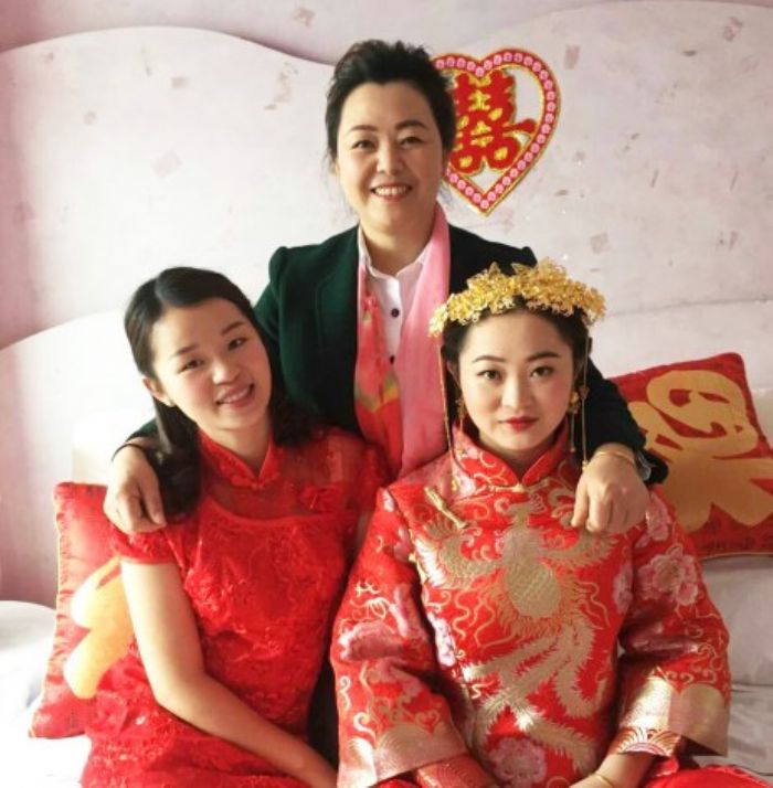 　　2017年3月1818日日，杨昕璐（左一）和妈妈、姐姐在丰都合影。
