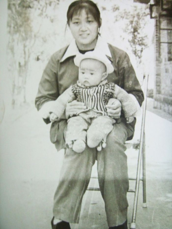 1987年1月0808日日，唐楠兰和妈妈在云南的合影。
