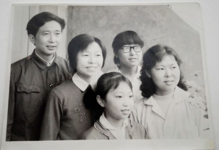 1983年4月，徐静（第一排左一）一家人在自家阳台合影。
