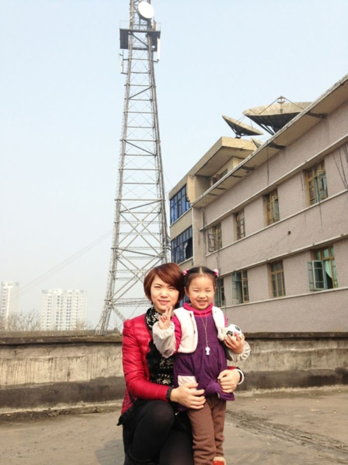 　　2013年1月2626日日，黎清瑶（右一）和妈妈的合影。
