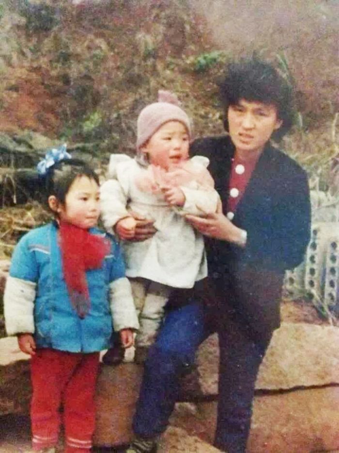 1988年，沈妍（左一）和妈妈、弟弟的合影。
