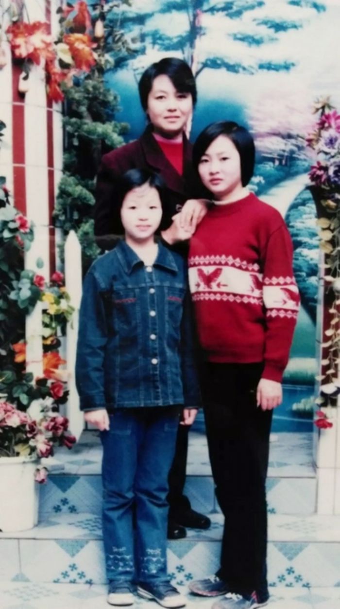 2003年10月，杨昕璐12岁（左一）和妈妈、姐姐在双江合影。
