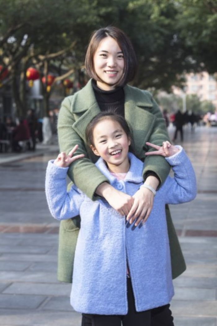 2017年11月20日，黎清瑶和妈妈在潼南江北奋进广场合影。
