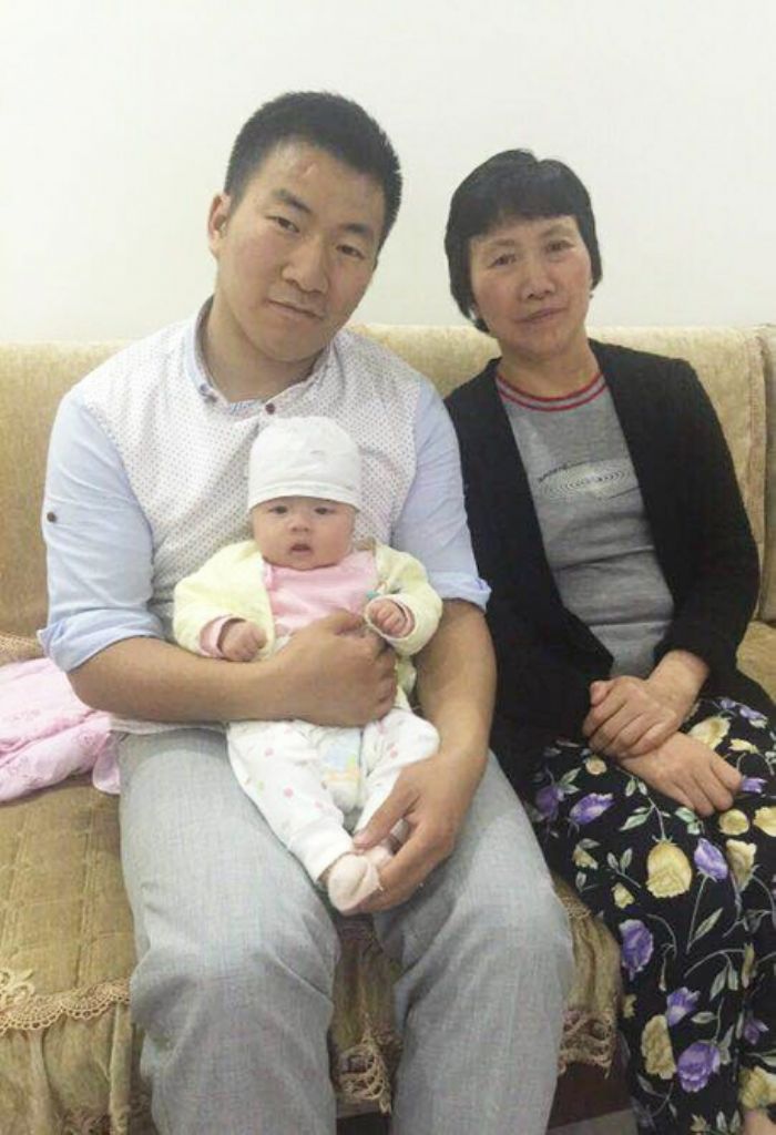 2018年5月，刘砝（左一）和妈妈的合影。

