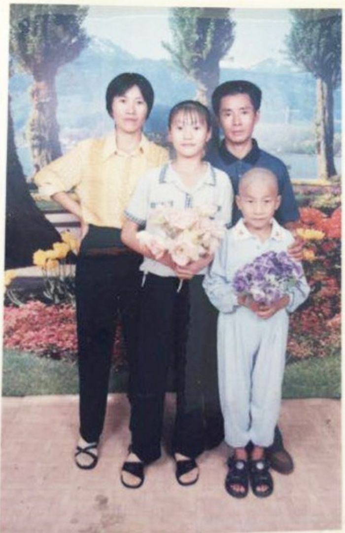 1998年7月，刘砝（第一排右一）一家人在海南合影。
