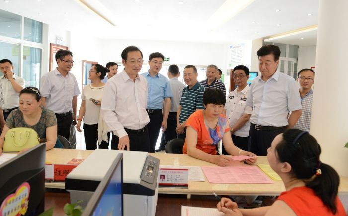刘强在东风社区公共服务中心大厅调研。
