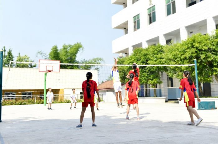 在校内训练时，学校男队就成为了最佳“陪练”。
