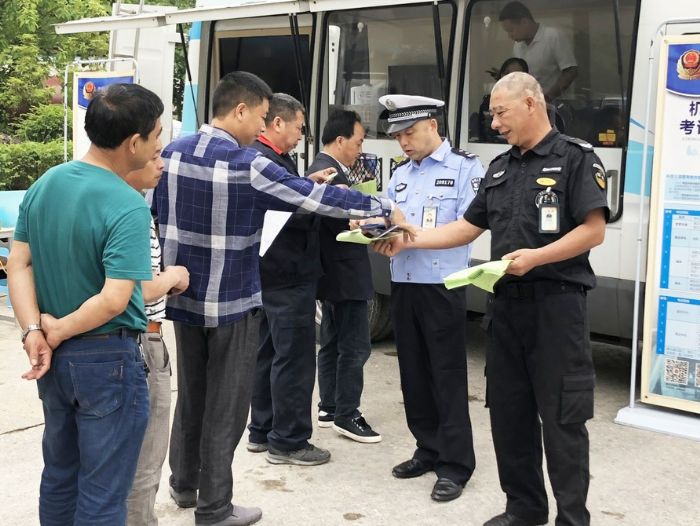 车管所民警上门为企业职工办理车驾管业务。
