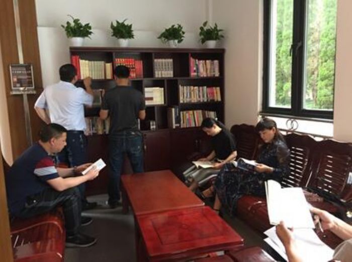 图书流通点内阅读氛围浓厚。
