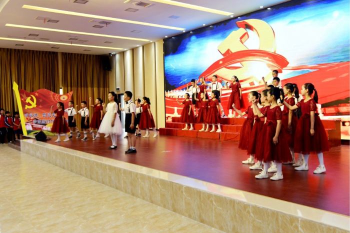 梓潼小学带来的朗诵《中国话》。
