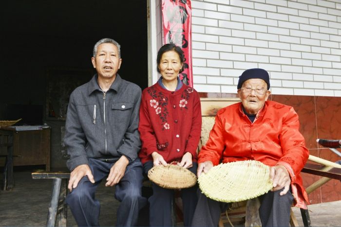 付良才（右一）与女儿女婿坐在一起，其乐融融。
