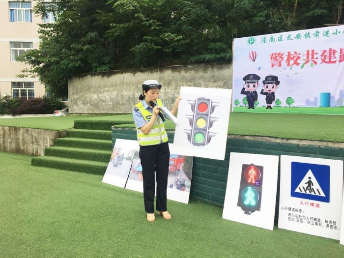 民警正在为学生讲解交通标志标识。
