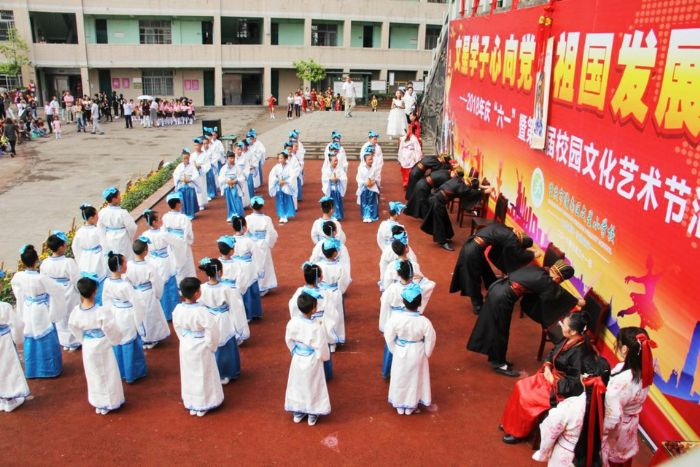 　　日前，文星小学庆“六一”暨第四届校园艺术节汇报演出举行，400多名小学生先后登台，进行传统礼仪展、啦啦操、拉丁舞等表演，为该校2300余名师生献上了一道“六一”盛宴和美好的节日祝福。 全媒体记者徐旭摄
