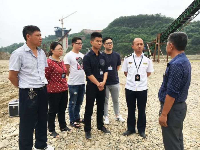 河长办联合执法工作组向企业宣传环保工作。
