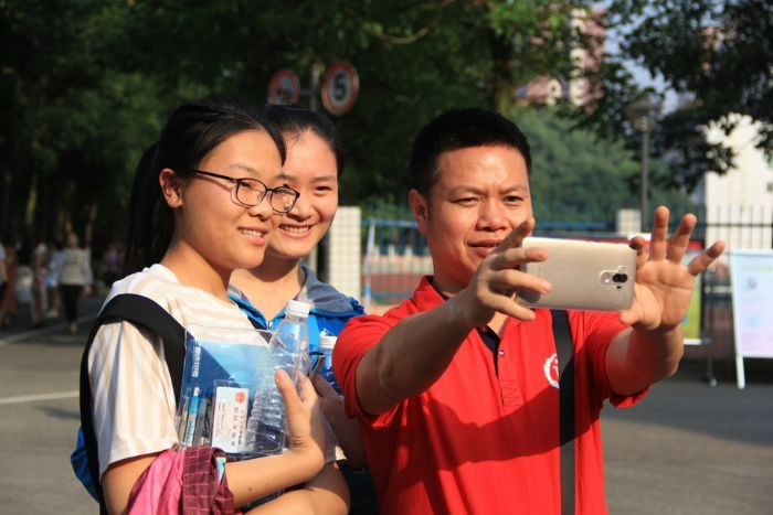 考前，学生和班主任合影。
