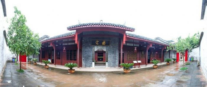 正门全景。
