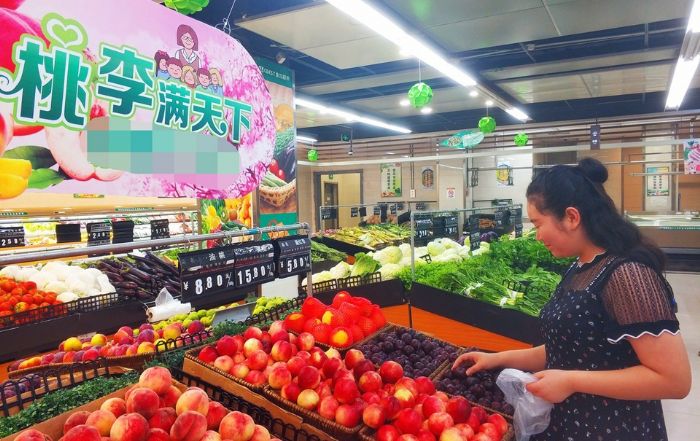 “桃李满天下”广告牌引人注目。
