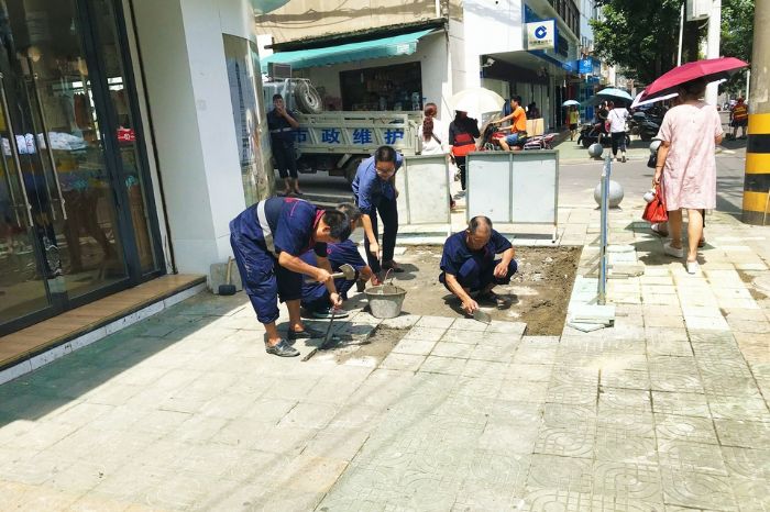 市政维修人行道地砖。
