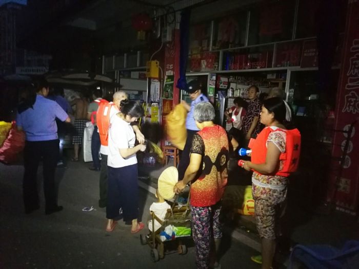 连夜疏散群众。
