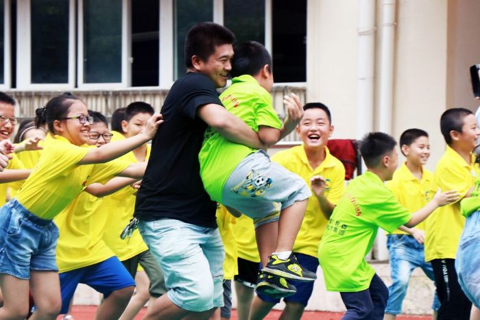 教练与学员欢乐互动。
