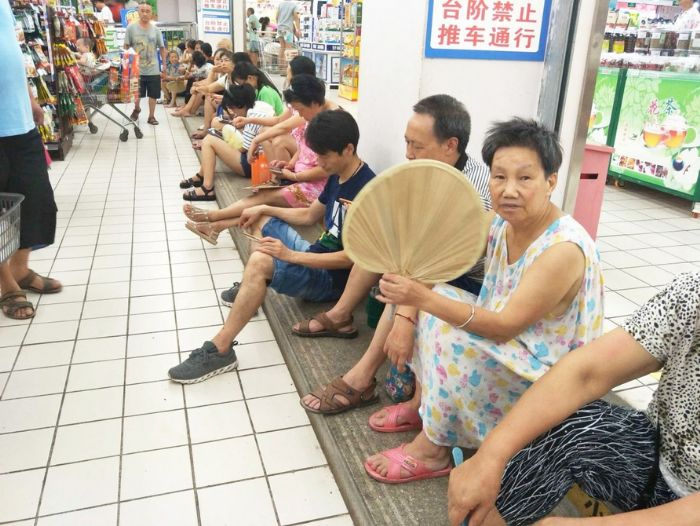 商场外“蹭空调”的市民。
