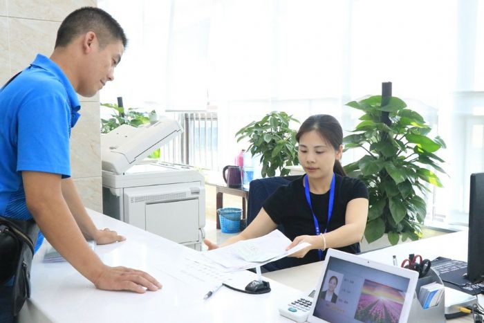 热心接件。
