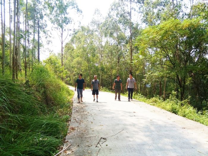 护林人员巡逻排查消防隐患。