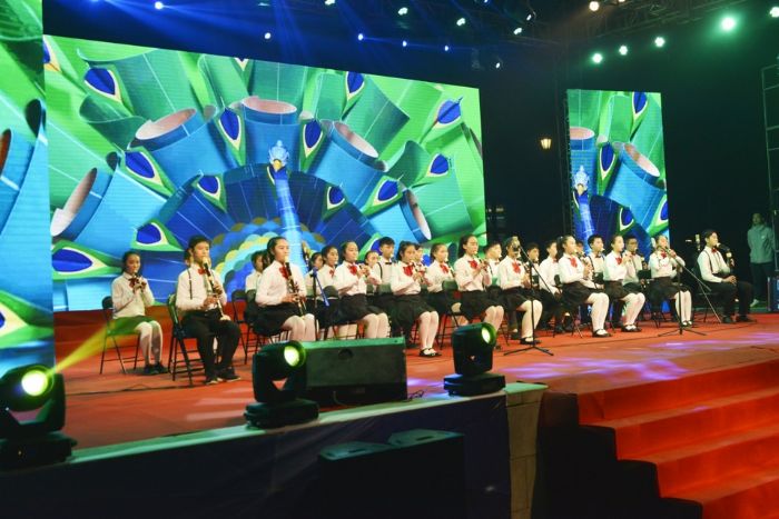 元旦晚会上，集体表演竖笛已成为学校的一项传统节目。
