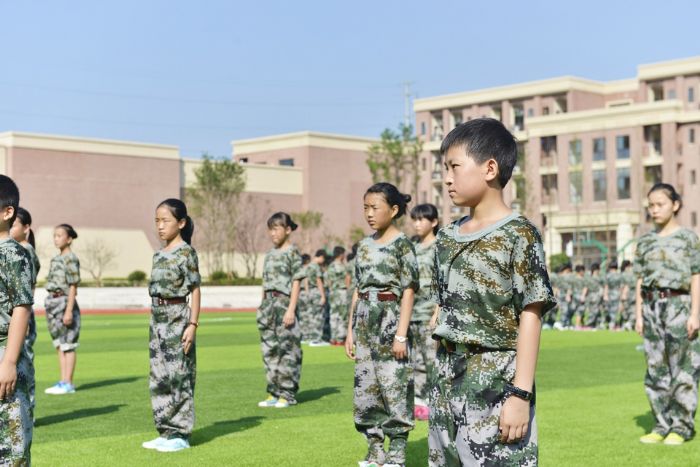 每年9月，孩子们都会在炙热的阳光下接受入学训练。
